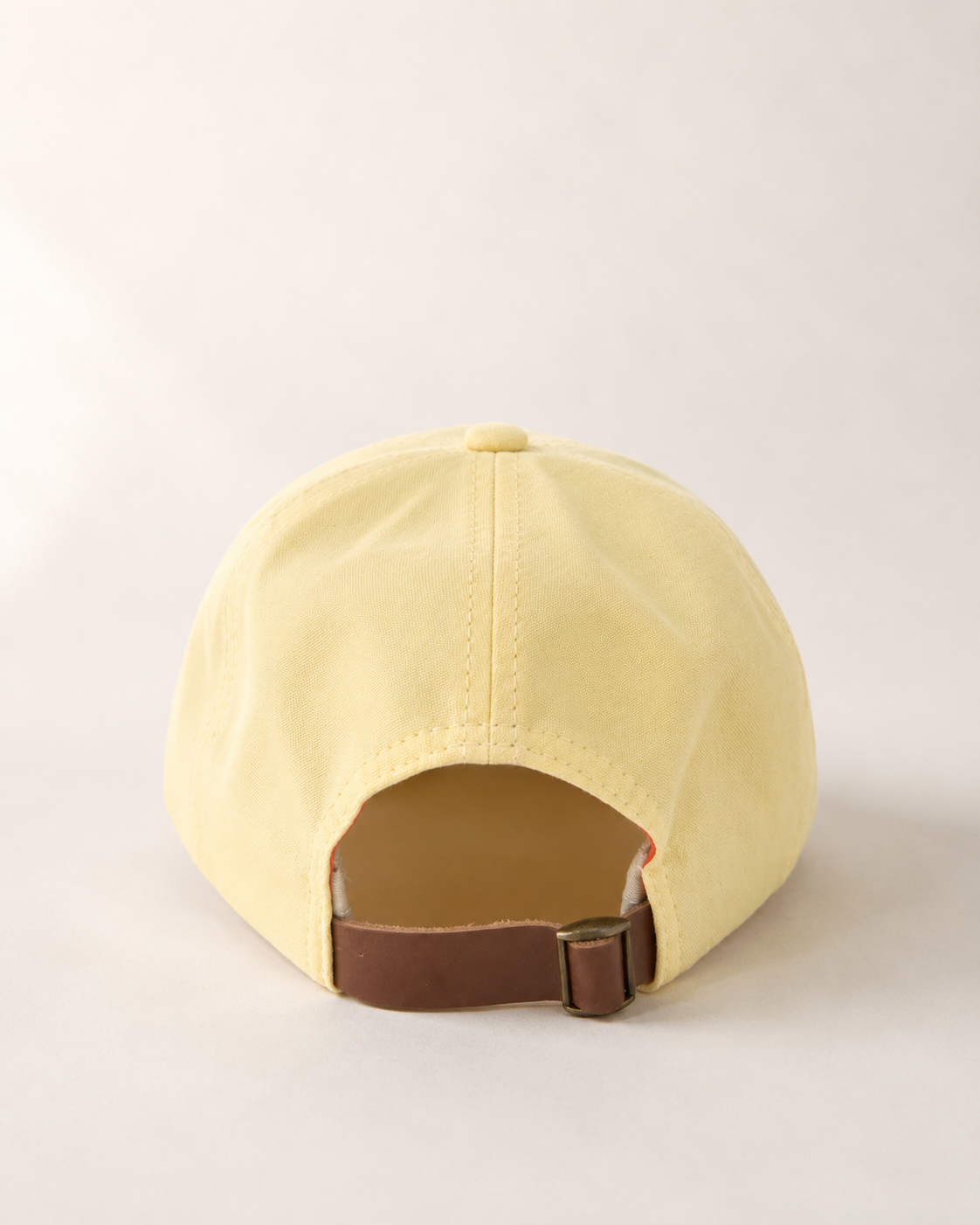 GORRA KIBLO DE LINO AMARILLO PASTEL BORDADO DE GLOBITO